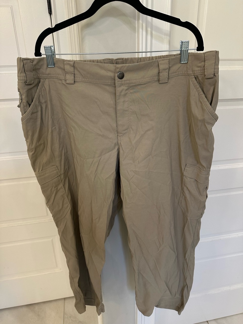 Duluth Trading Co Womens 20W Plus Dry on the Fly Khaki Tan Cargo Capri Pants EUC